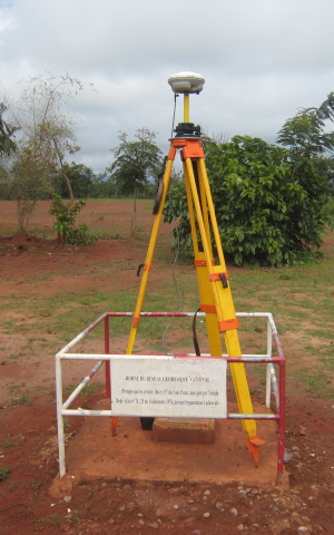 Récepteur GNSS Trimble R8 en station sur une borne du canevas géodésique Camerounais
